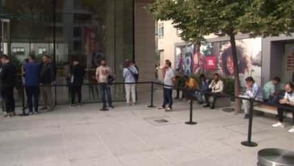 IPhone 16 alabilmek için gece saatlerinde metrelerce kuyruk oluşturdular
