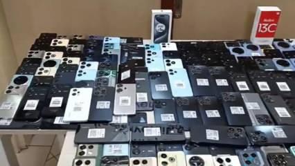 K&uuml;&ccedil;&uuml;k&ccedil;ekmece'de 210 ka&ccedil;ak cep telefonu ele ge&ccedil;irildi