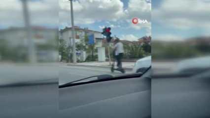 Scooter sürücüsünü kural ihlalleri kazaya neden oldu! Korkunç anlar böyle görüntülendi