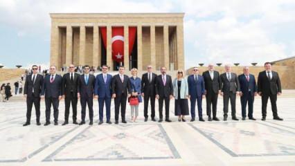 TFF Başkanı Hacıosmanoğlu ve heyeti, Anıtkabir'i ziyaret etti