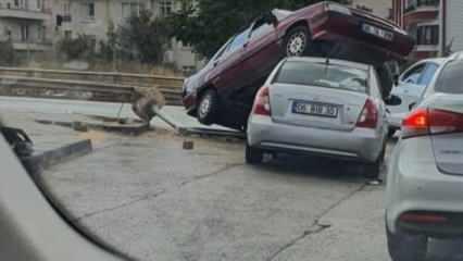 Trafik lambasına çarpan otomobil, ışıkta bekleyen otomobilin üzerine çıktı!