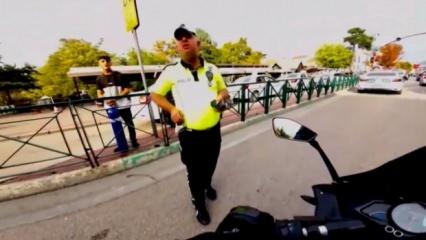 Trafik polisinin motosikletli genç ile diyaloğu güldürdü! Onu sevmiyin mi?