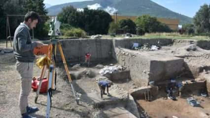Ulucak Höyüğü'nde sapı kemikten, ucu çakmak taşından 7 bin 800 yıllık 'orak' bulundu