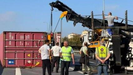 Avcılar D-100 Karayolunda TIR devrildi; yan yol trafiğe kapatıldı