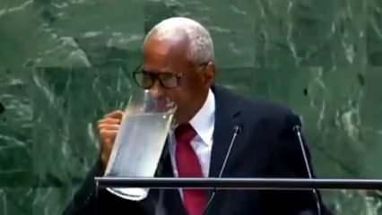 BM'de ilginç anlar! Devlet Başkanının kürsüde yaptığı hareket şaşkına çevirdi