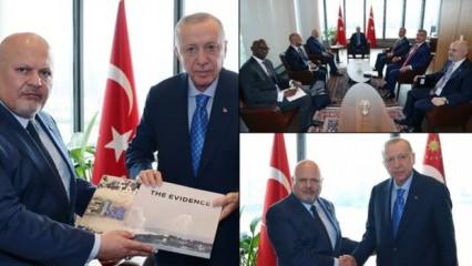 Başkan Erdoğan, UCM Başsavcısı Khan'a 'Kanıt' ve 'Tanık' kitaplarını teslim etti