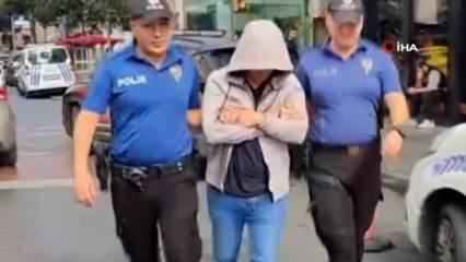 Köpeklerini tasmasız gezdiren kişi kendisini uyaran kadın ve adama saldırdı