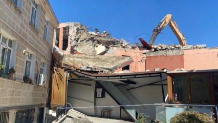  Kadıköy’de bir bina kontrollü yıkımı yapılırken, cami duvarına çöktü
