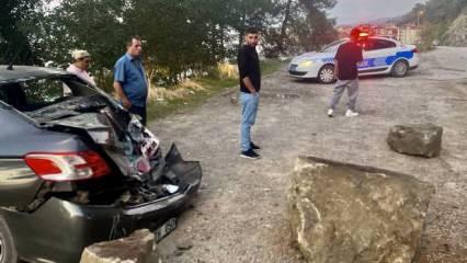 Sinop'ta faciadan dönüldü! Yamaçtan kopan kaya otomobili ezdi