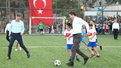 Bakan Kurum talimat vermişti! 12 günde teslim edilen halı sahada çocuklarla maç yaptı