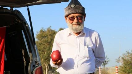 Bayrak ve İslam sevdasıyla yola çıktı: 74 yaşında Mehmetçiğe elma dağıttı