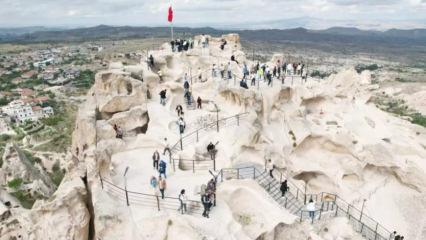 Yüzbinlerce turist Kapadokya’yı Uçhisar kalesi’nden seyretti