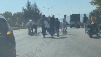 Kamyonette taşıdığı armutlar yola saçıldı, diğer sürücüler yardımına koştu