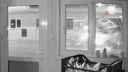 Otomobil, prefabrik iş yerini parçaladı! Feci kaza anı kamerada