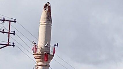 Sivas'ta yıldırım düşen caminin minaresi zarar gördü