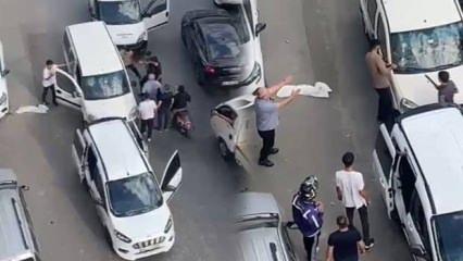 Sokak ortasında terör estirdiler: Sürücüye saldırıp aracını parçaladılar!