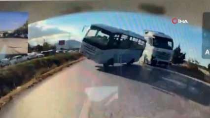 Tır dehşet sa&ccedil;tı! Servise arkadan &ccedil;arptı trafik alt&uuml;st oldu