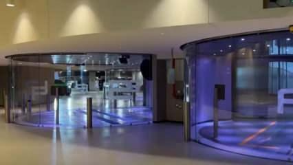 Binlerce kişinin hayalini yaşıyorlar! Otomobil evin i&ccedil;ine kadar giriyor