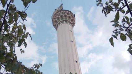 Çanakkale'de düşen yıldırım, caminin minaresini yıktı