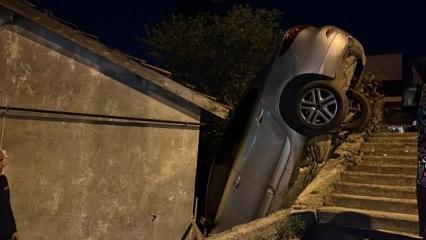 Gebze’de park halindeki otomobil, ev ile istinat duvarı arasındaki boşluğa düştü