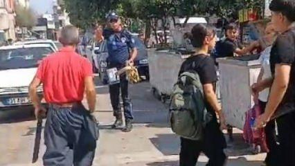 Mersin'de terazisi alınan seyyar satıcıdan zabıtaya sallama ile saldırı