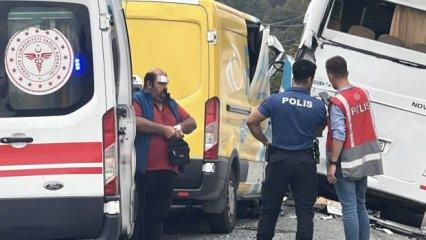 PTT aracı ile servis minibüsü çarpıştı! Meraklı vatandaşlardan skandal hareket