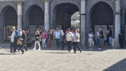 Ulu Camii'de renkli görüntüler: Erkek turistleri görenler neye uğradığını şaşırdı!