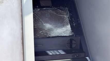 Kimse ne yaptığını anlamadı: ATM'lere taş ve çöp kovasıyla saldırı!