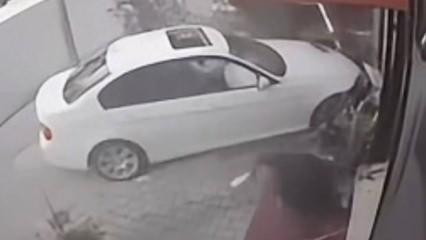 Kocaeli&rsquo;de akılalmaz kaza! Otomobil g&uuml;zellik merkezine daldı