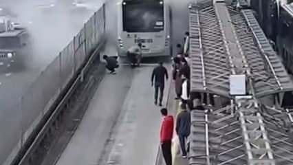 Metrobüs bir anda alev aldı! Yaşanan panik anları kamerada
