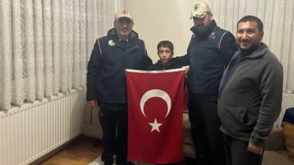 Yıpranan Türk bayrağını öpüp alnına koydu! Emniyetten anlamlı hediye