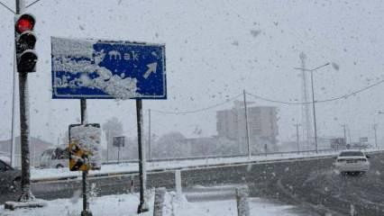 Bitlis'e mevsimin ilk karı yağdı