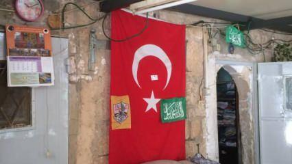 Kudüs'te bir kişi evine Türk bayrağı astı