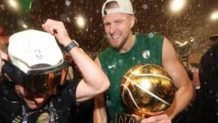 NBA yıldızı Fenerbahçe formasıyla poz verdi
