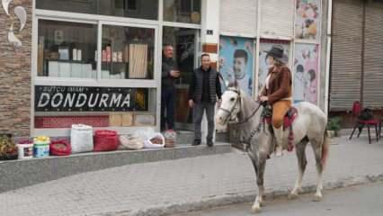 Niğde'nin kovboy muhtarı at sırtında dert dinliyor