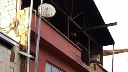 Şakalaşan baba ile oğlu, 2'nci kattan aşağı düştü