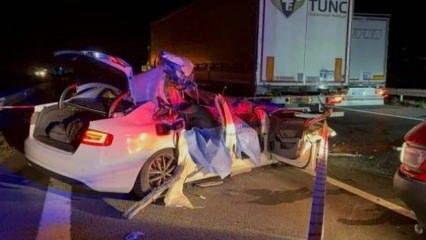 TEM'de feci kaza: TIR'a çarpan otomobilde 2 kişi hayatını kaybetti