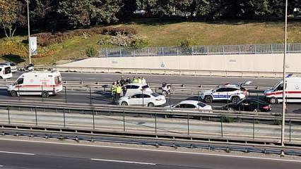 Bayrampaşa D-100'de kaza! Otomobil ile motosiklet birbirine girdi!
