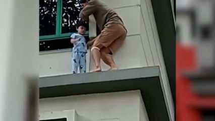 Çocuğun camdan dışarı çıktığı anlar yürekleri ağza getirdi! İşte korku dolu anlar