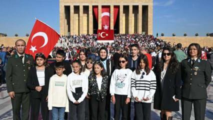 Hakkari'den Ankara'ya gelen 10 öğrenci Anıtkabir'i ziyaret etti