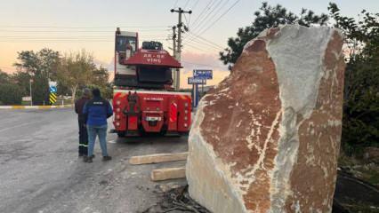 Balıkesir'de 12 tonluk mermer blok, yola düştü