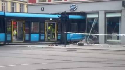 Oslo'da bir tramvay raydan çıkıp dükkana çarptı: Dört yaralı var