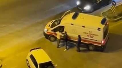Adana'da "Beni tanıyor musun?" diyerek ambulans camını yumrukladı 