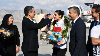 Dünya ikincisi milli boksöre görkemli karşılama