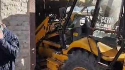 Kahvaltı yapan aile şoke oldu! İş makinesi eve girdi!