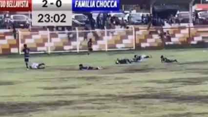 Maç sırasında yıldırım düştü: Futbolcular böyle yere yığıldı!