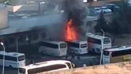 Otogarda park halindeki otob&uuml;s alev topuna d&ouml;nd&uuml;