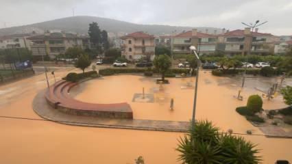 Çeşme'de sağanak; yollar göle döndü