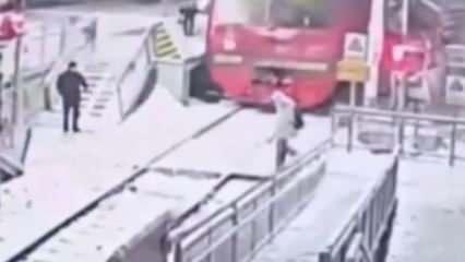 Dalgınlığı canına mal oluyordu: Trenin altında kalan kız yara almadan kurtuldu!