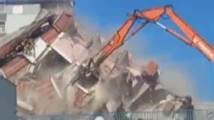 Hatay'da 5 katlı bina iş makinesinin darbesiyle tuzla buz oldu